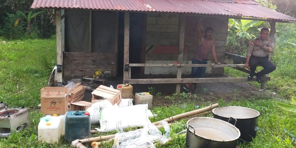 lagi-polisi-di-timika-grebek-rumah-pembuat-miras-jenis-sopi